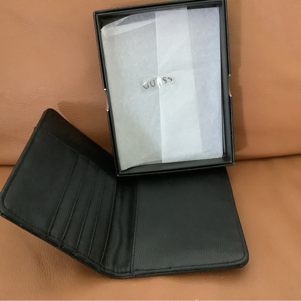 Guess GWP Elite Passport Case - Picture 2 of 2